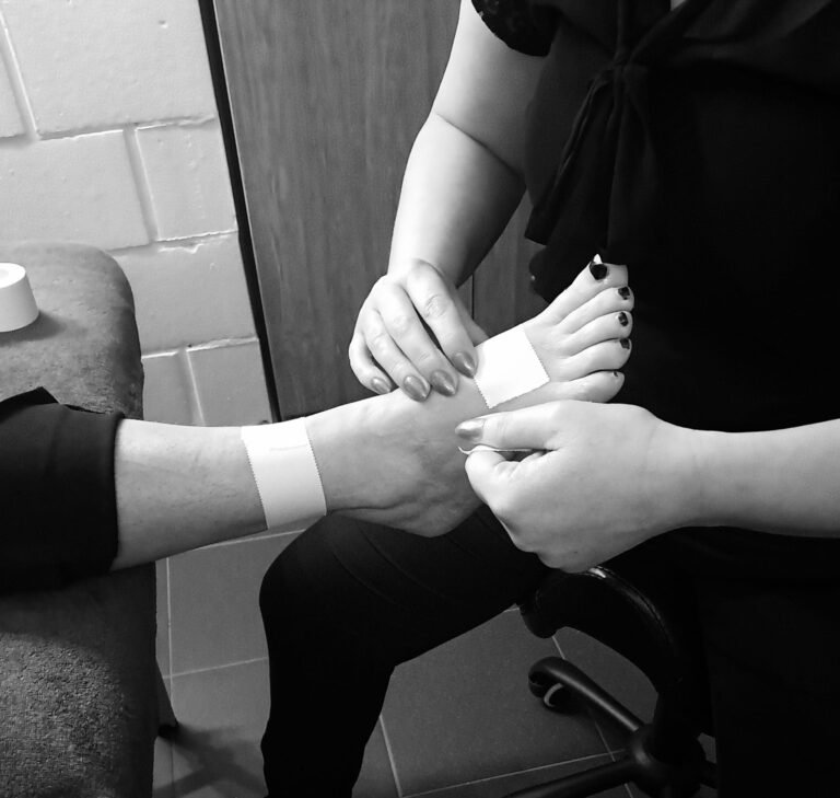 Diensten Massagetherapie Sport & Ontspanning. Medical taping voet. Massage therapie